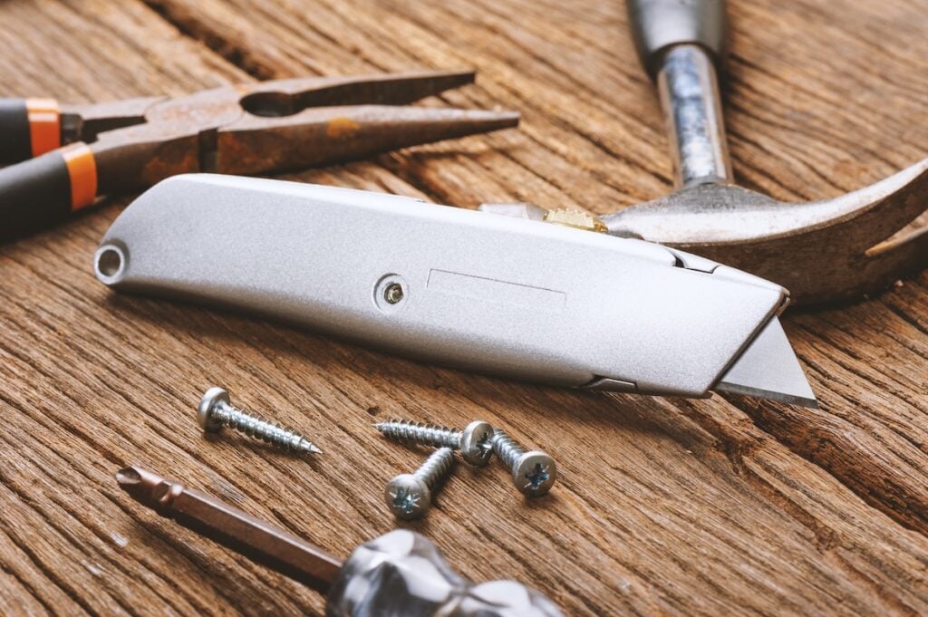 the retractable utility knife with Heavy-Duty Utility Blade