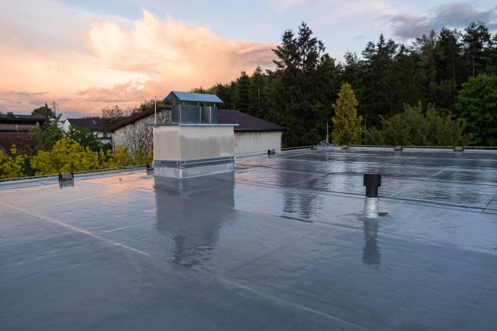 Flat roof covered with bitumen membrane